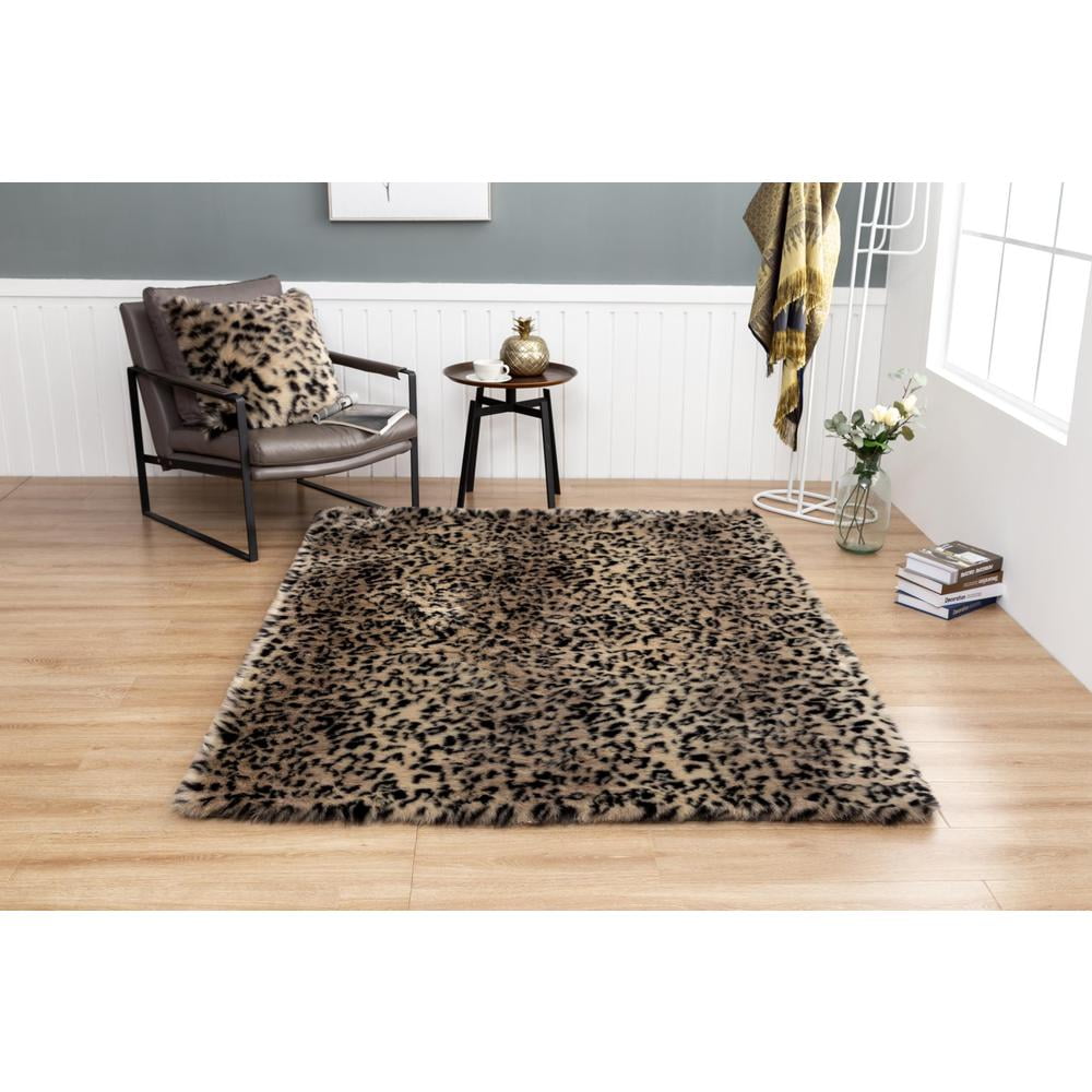 Luxury 5' x 7' Gray and Black Synthetic Leopard Print Rug