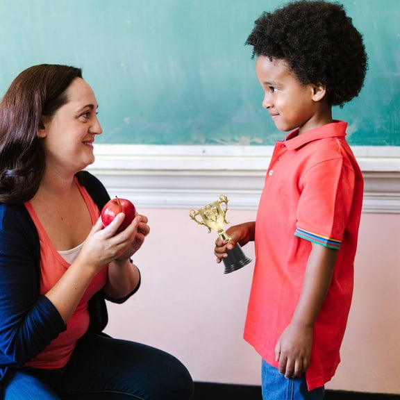 MEIBUTYUP Plastic Reward Prize Trophies Plastic Golden Simulated Design 3Pcs