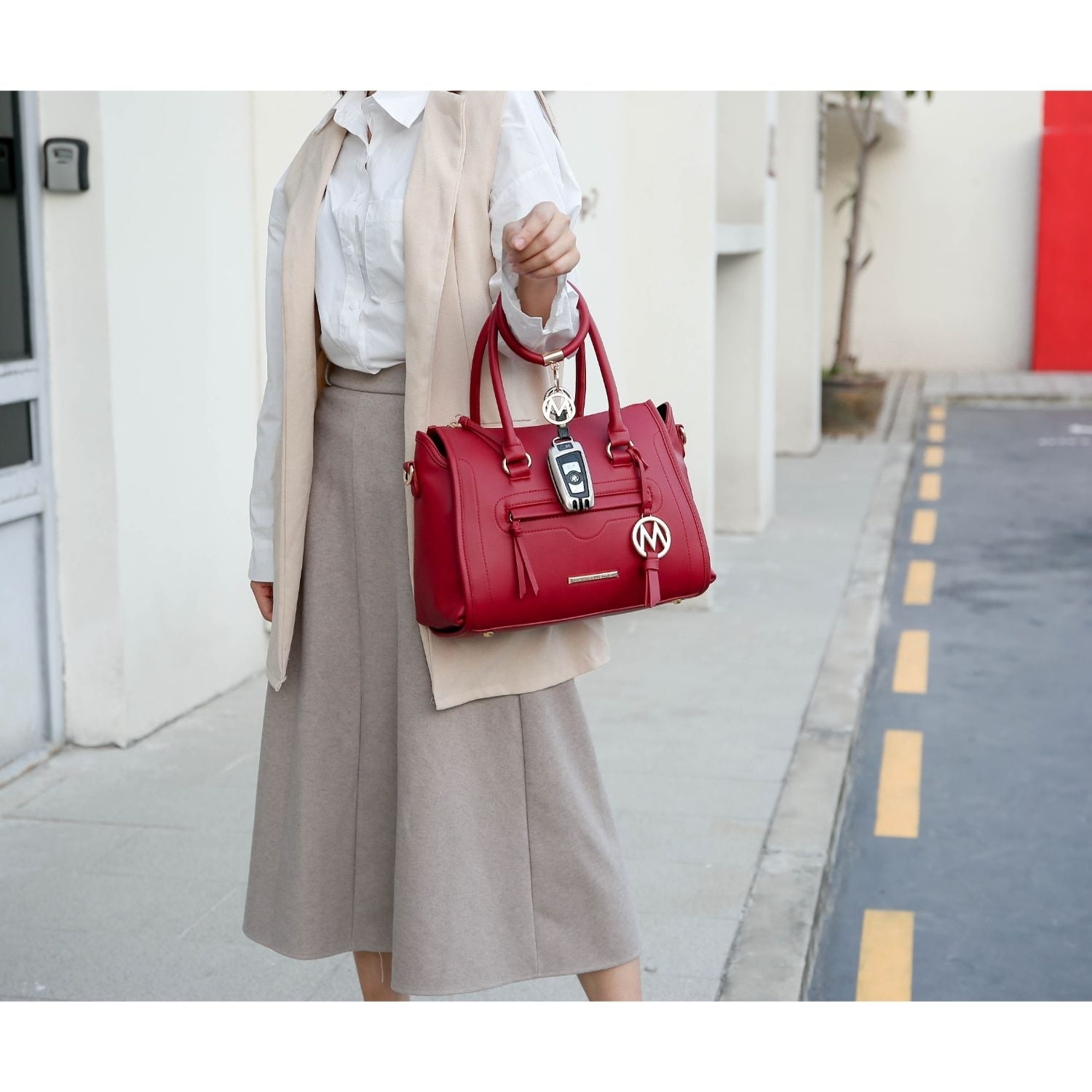 Guess la hip clearance small flap satchel