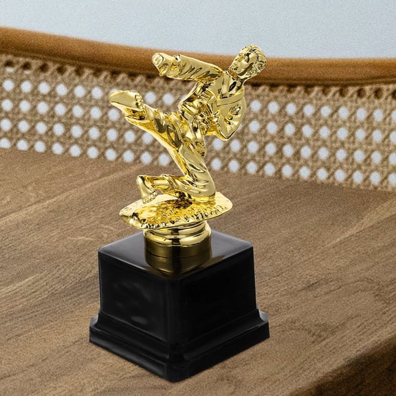 MLINS Golden Plastic Model Trophy for Decoration Martial Move Design 2pcs
