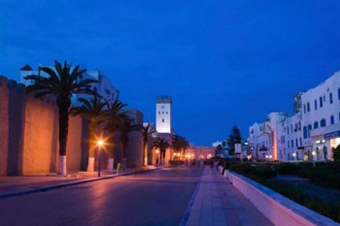 MOROCCO ESSAOUIRA Avenue Oqba Ben Nafli Canvas Art - Walter Bibikow DanitaDelimont (28 x 19)