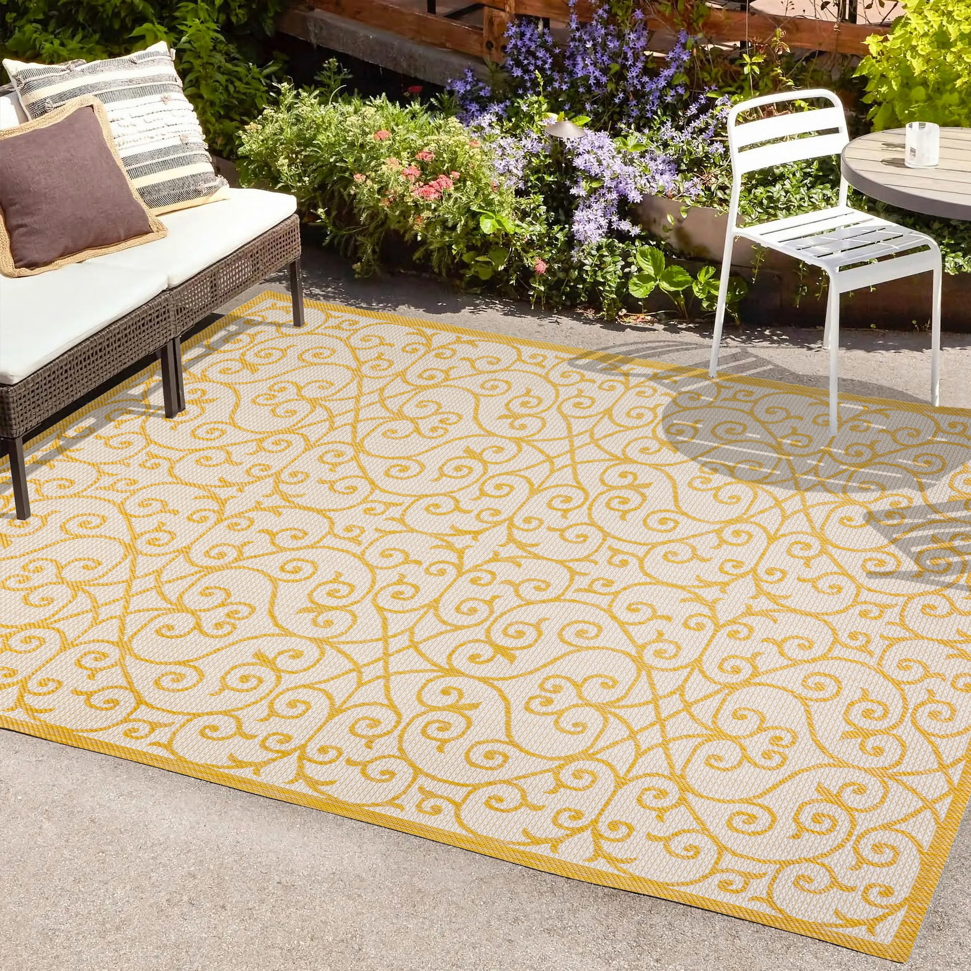 Madrid Cream and Yellow Filigree 5' x 7' Synthetic Rug