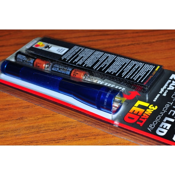 Maglite SP2211H Mini Maglite 3 Watt LED Flashlight Blue 2 Cell AA with Holster