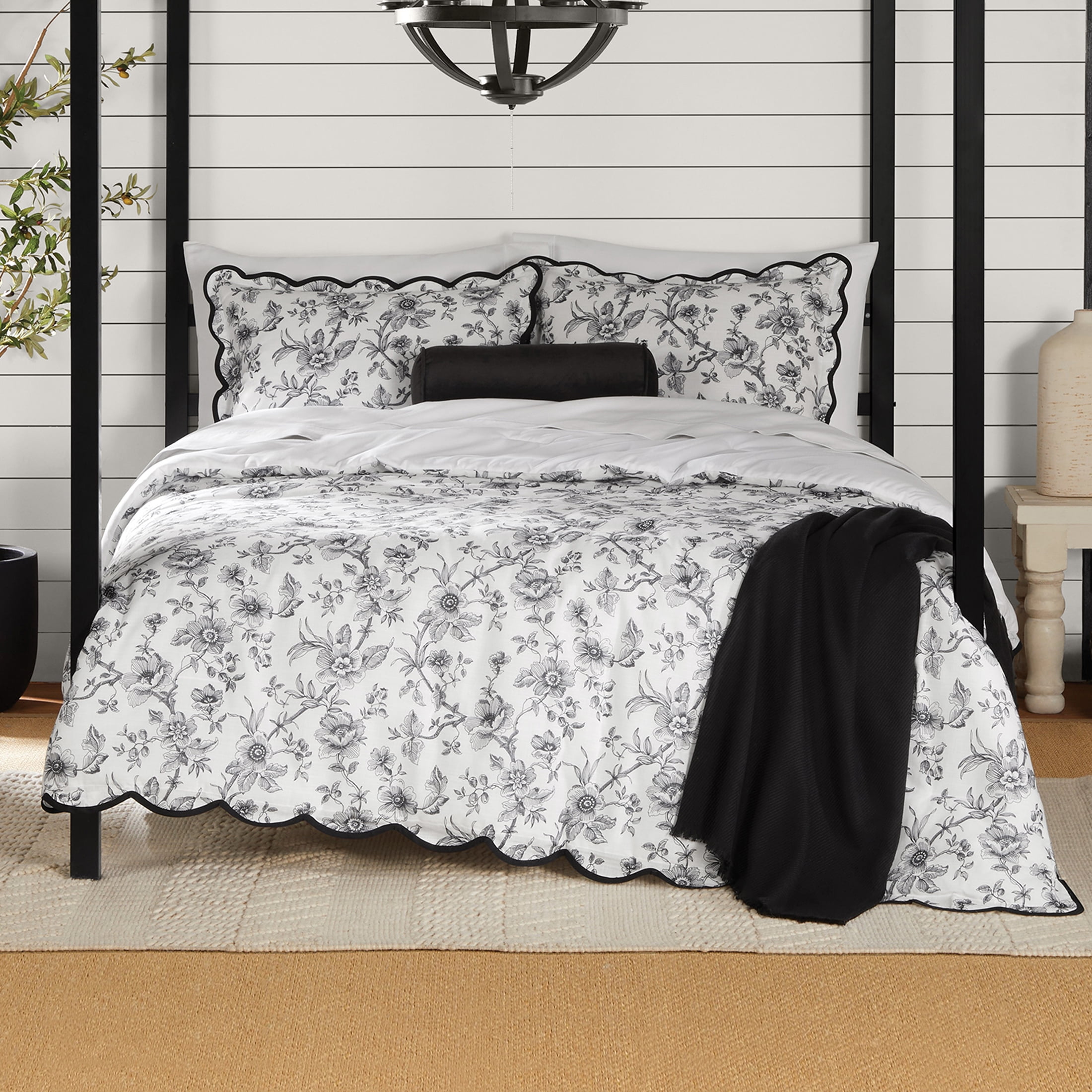 Mainstays Full/Queen Comforter Set, All-Season, 5-Piece, White & Black Floral Scallop