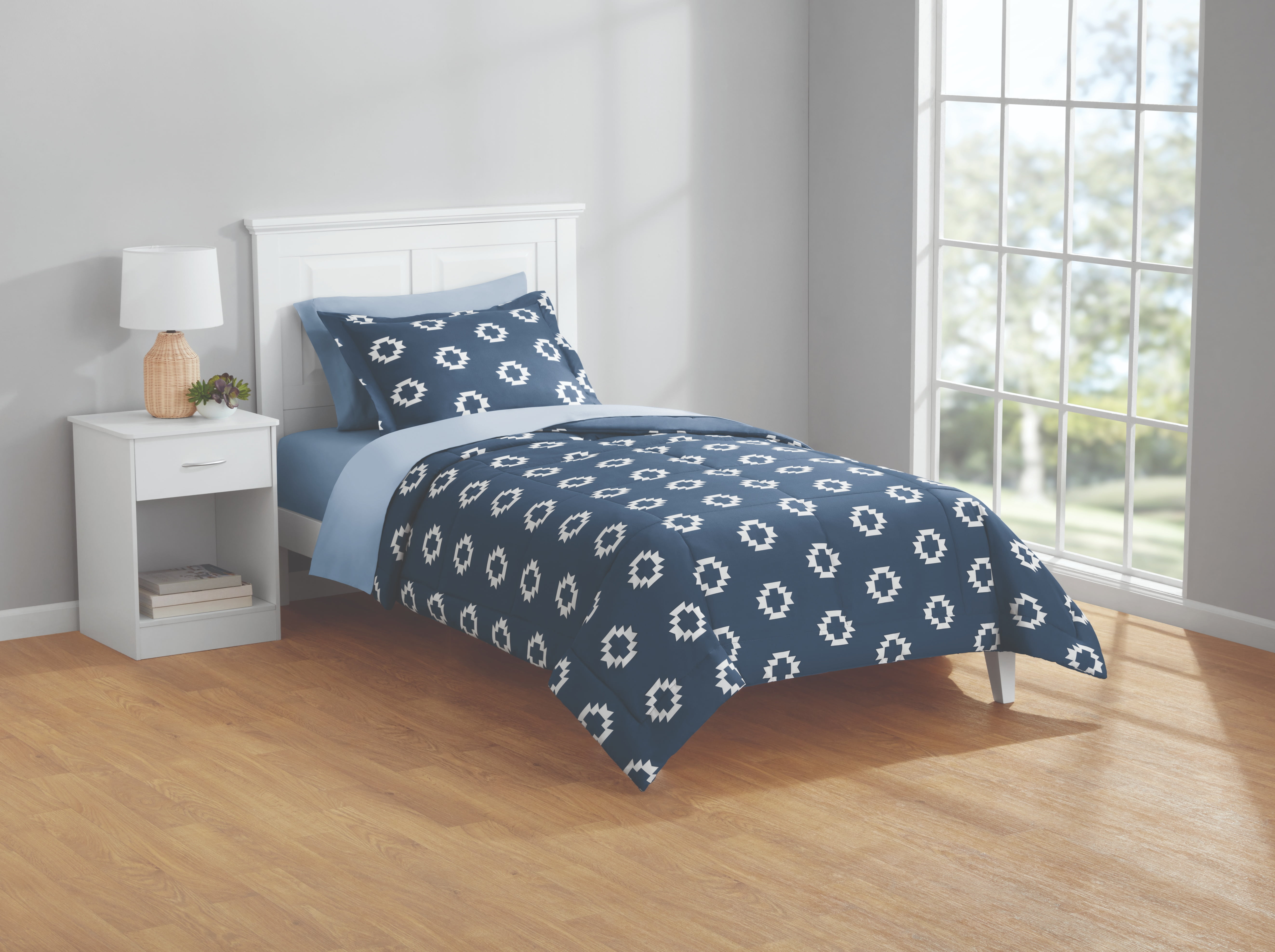 Mainstays 5-Piece Reversible Bed in a Bag Comforter Set with Sheets, Navy Geo, Twin-XL