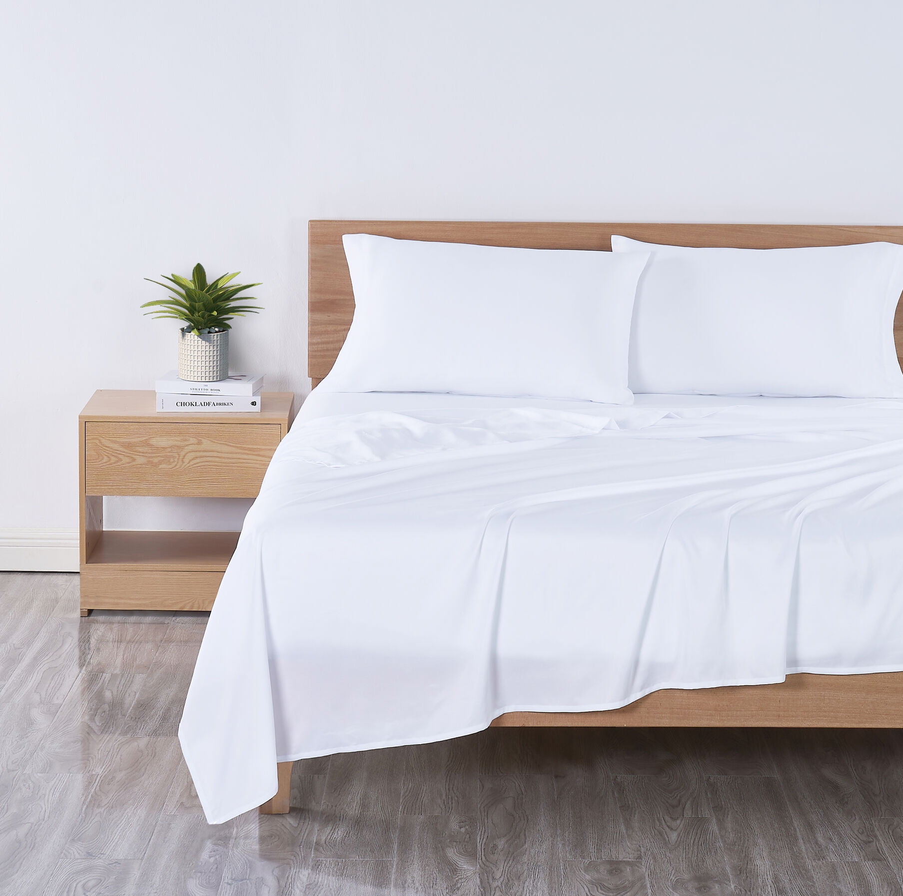 Mainstays Basic Value Microfiber Bed Sheet Set, Queen, White, 4 Piece