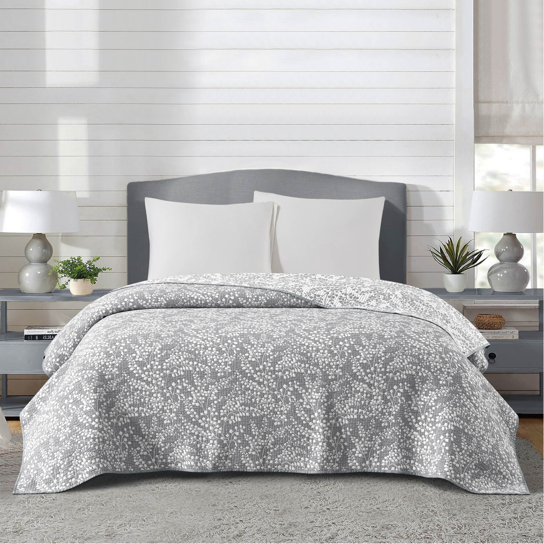 Mainstays Ditzy Floral Grey Quilt Full Queen 86x90 inches, Soft