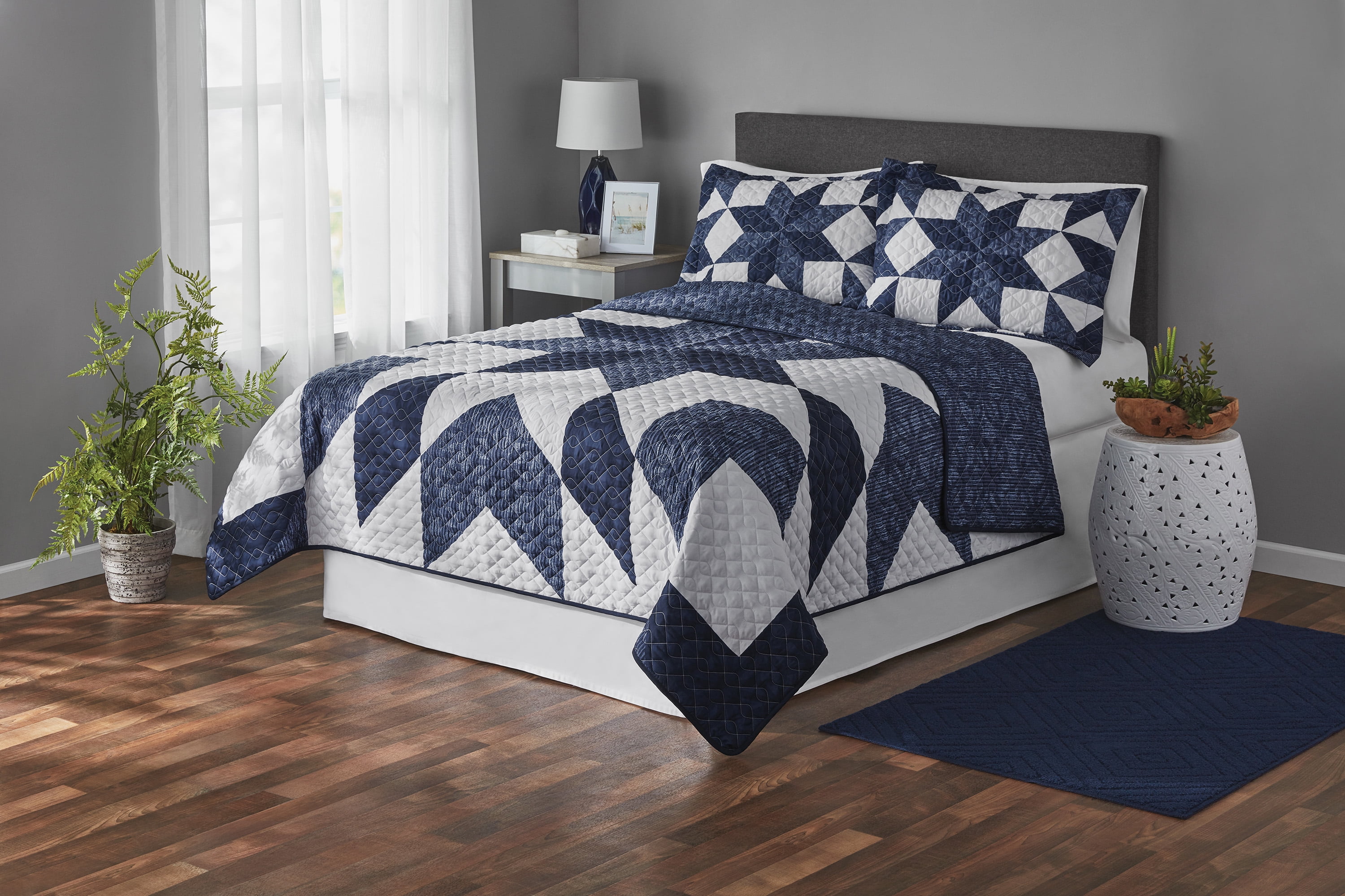 Mainstays Classic Blue Star Microfiber Quilt, Reversible, King