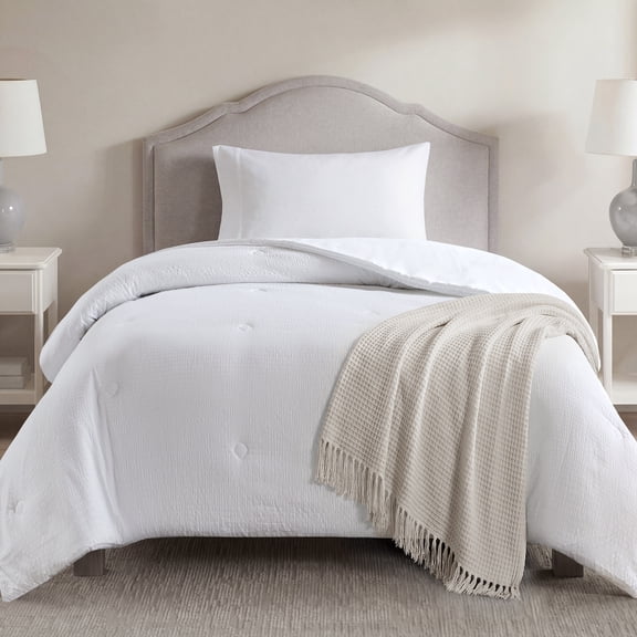 Mainstays Twin/Twin XL Comforter, Reversible Down Alternative, All-Season, White Seersucker
