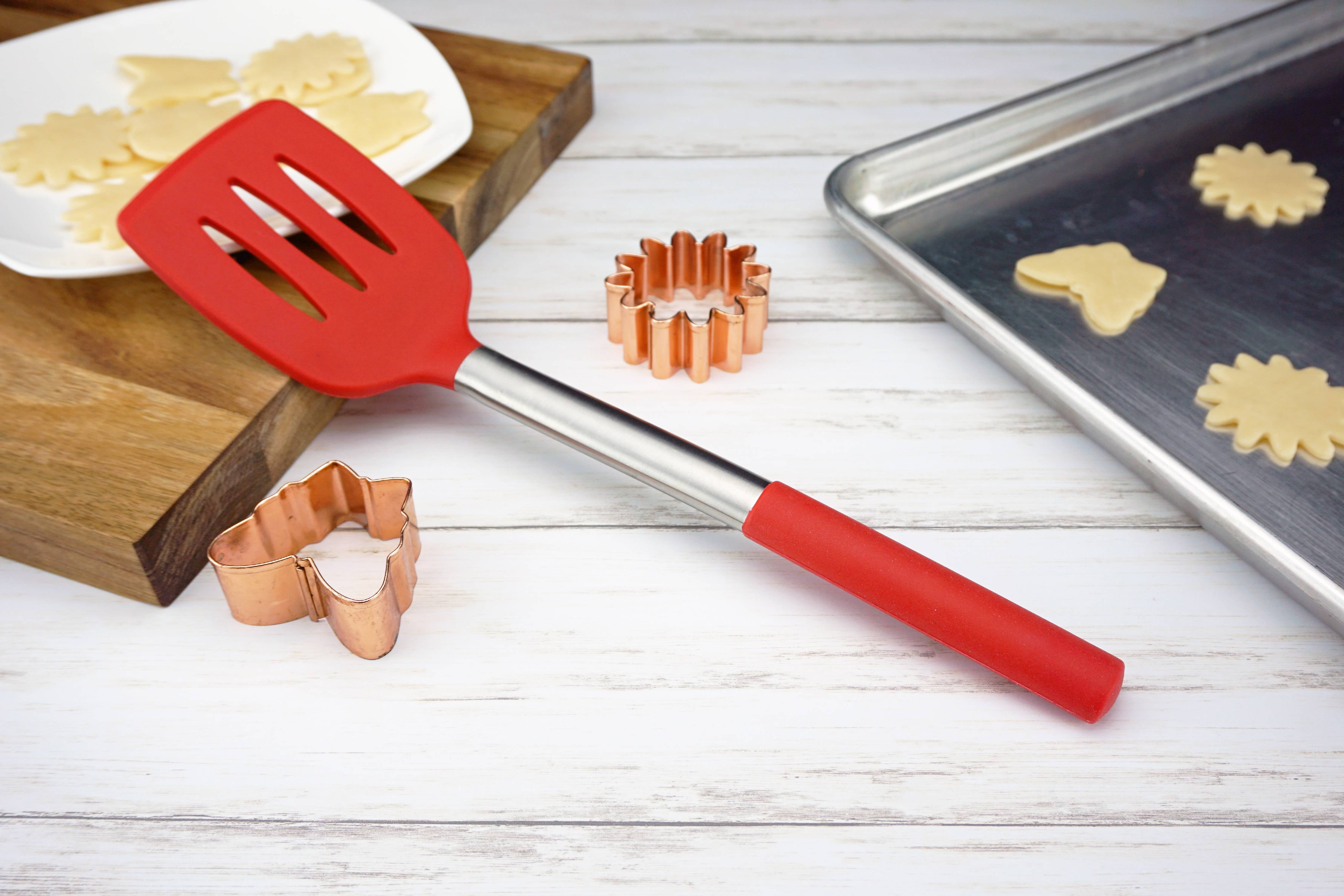 https://i5.walmartimages.com/seo/Mainstays-Stainless-Steel-Silicone-Red-Slotted-Food-Turner_982bd85d-be7c-4078-9843-5a7c03523f2f_6.670f890e126b51f120aa594e6f4c9465.jpeg