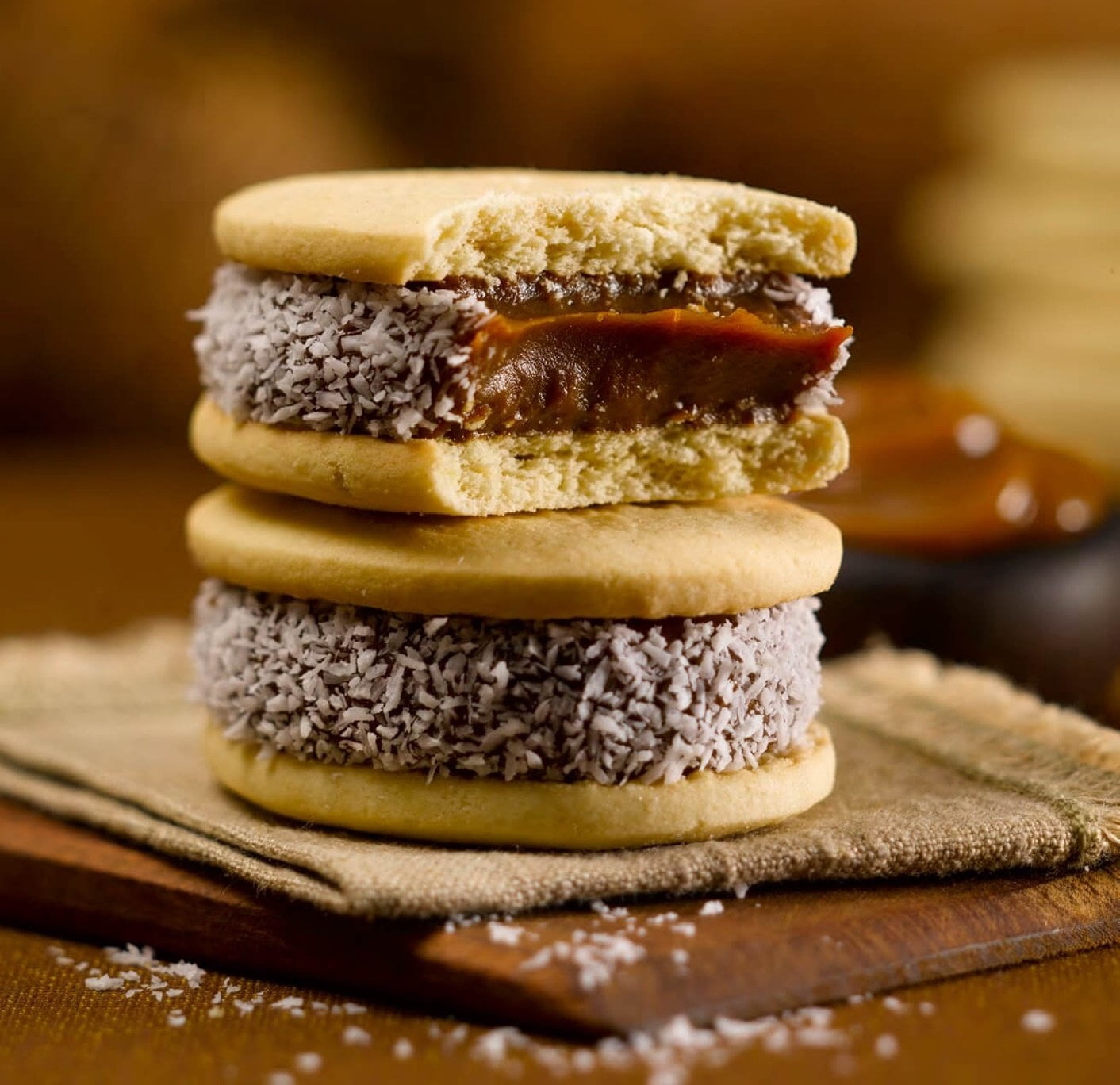 Maizena" Cookie filled with Dulce de Leche decorated with shredded coconut 12Units