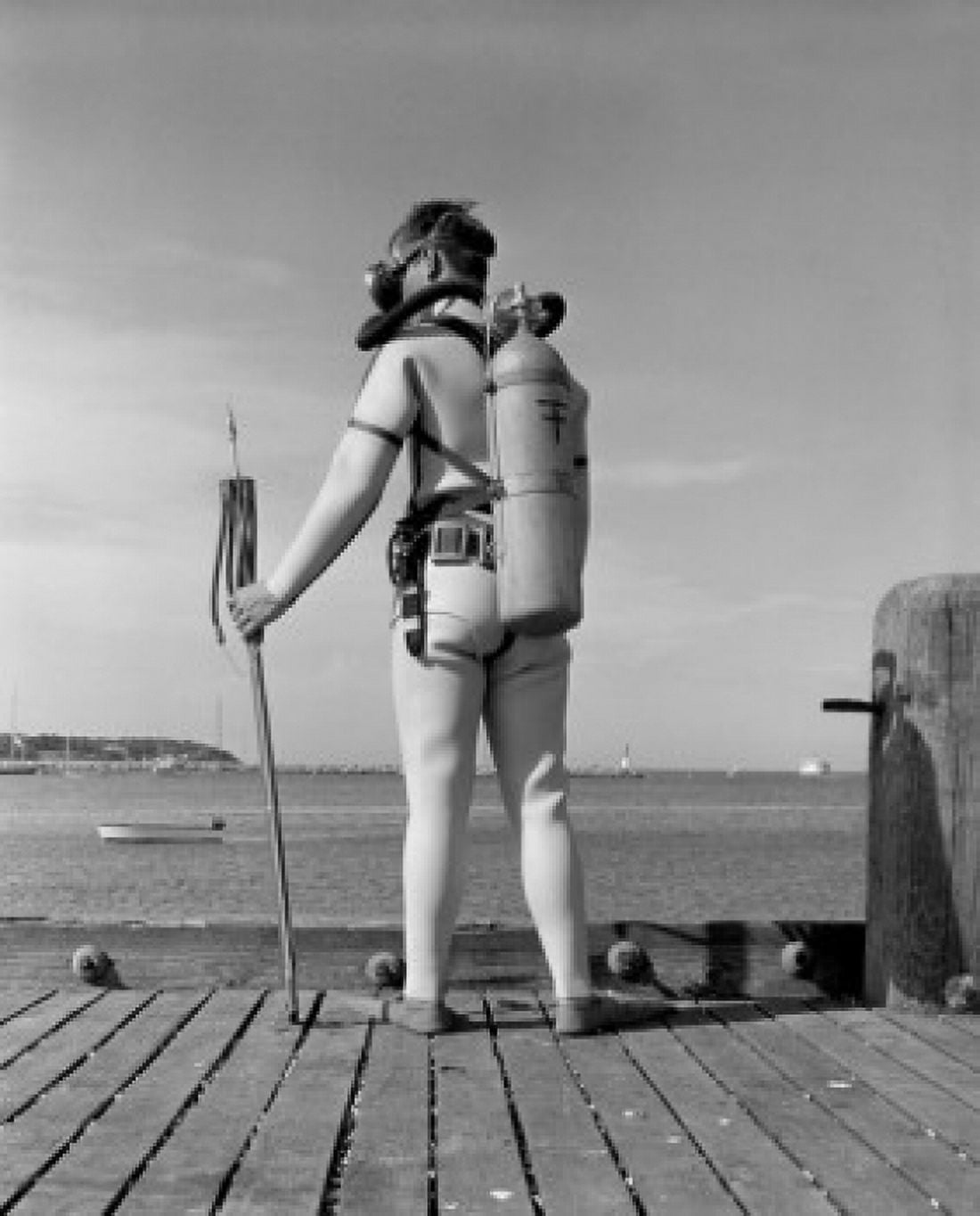 Man on jetty preparing for underwater diving Canvas Art - (18 x 24)
