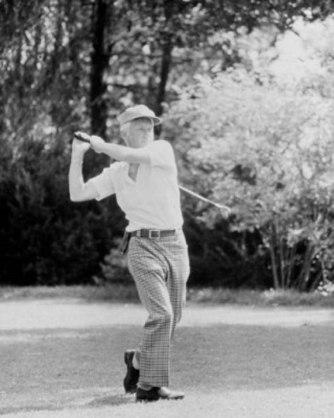 Man playing golf Canvas Art - (18 x 24)
