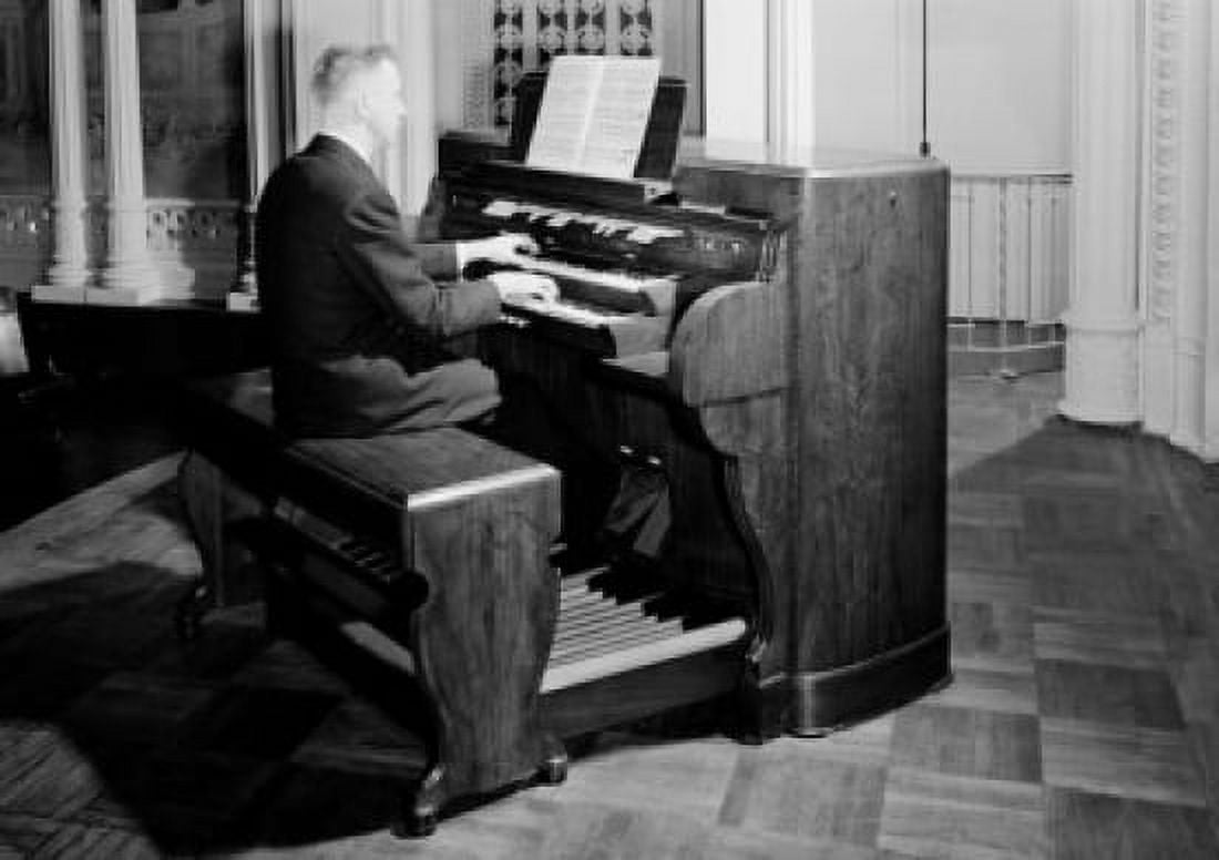 Man playing organ Canvas Art - (18 x 24)