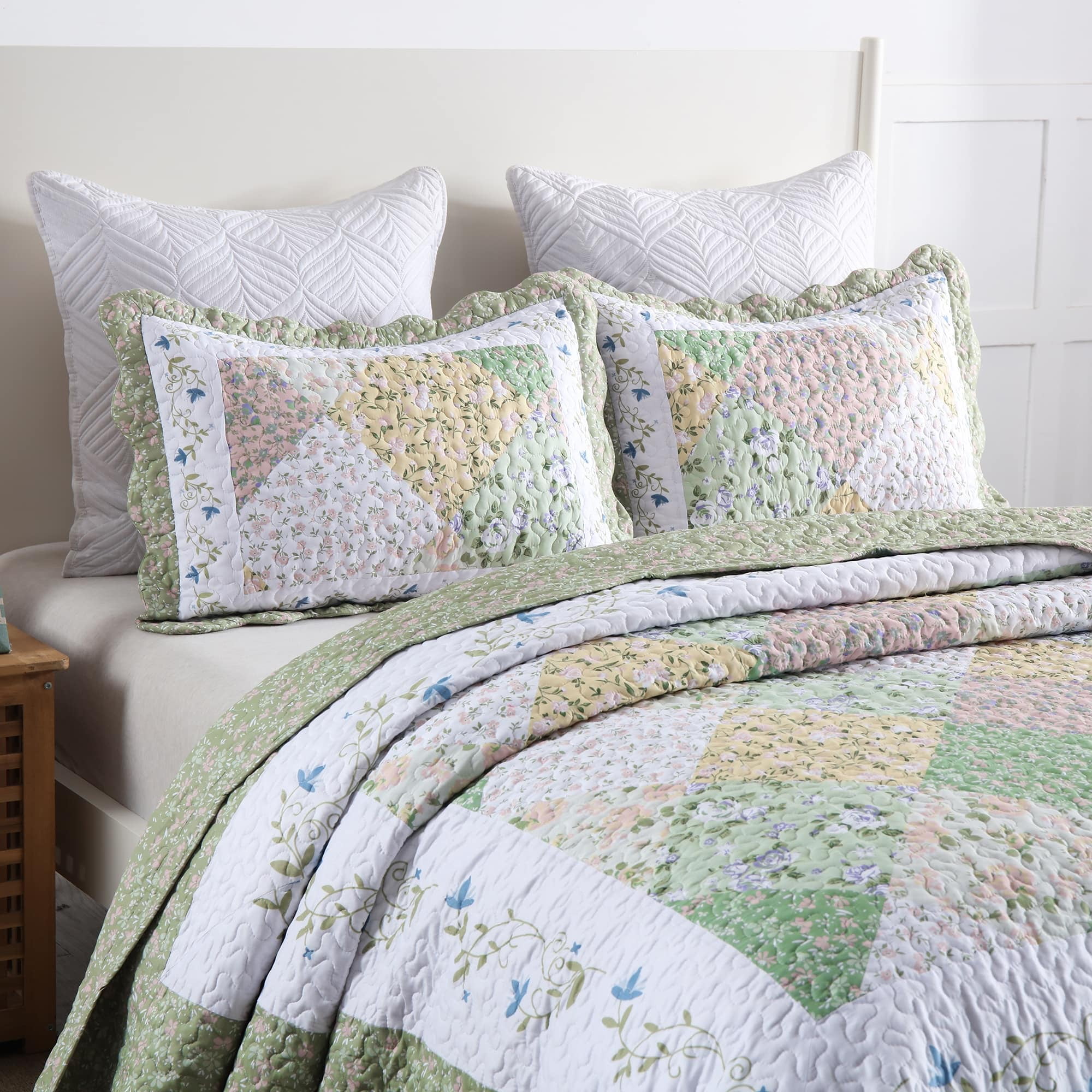 Queen Multi-Color Floral Quilt Set with Scallop Edges