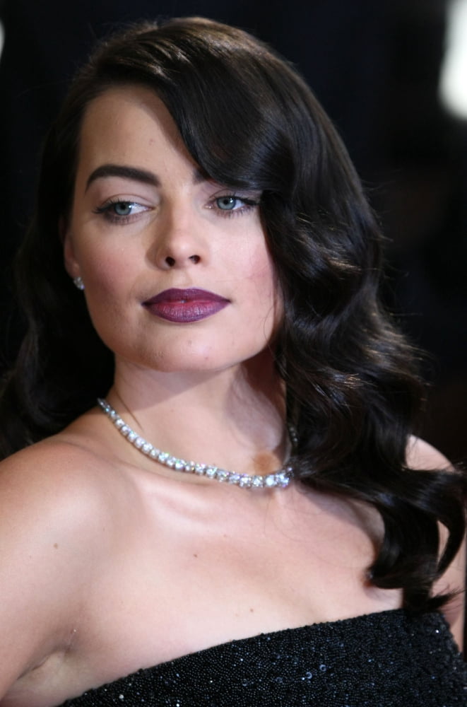 Margot Robbie At Arrivals For The 86Th Annual Academy Awards - Arrivals 2 - Oscars 2014 Canvas Art -  (16 x 20)