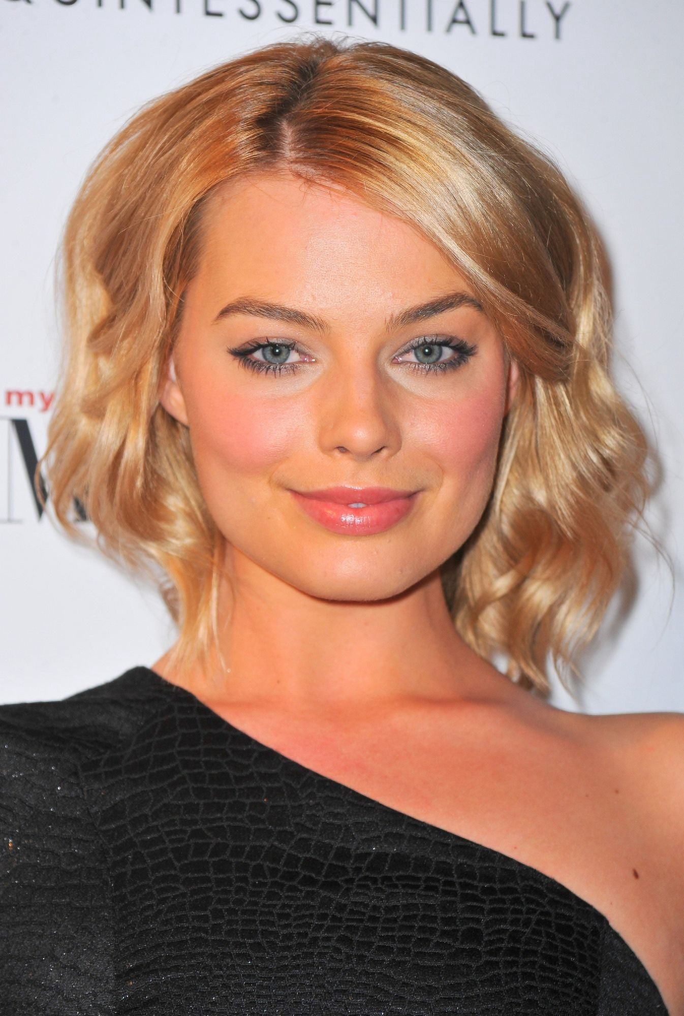 Margot Robbie At Arrivals For The Weinstein CompanyS My Week With Marilyn Screening Canvas Art - (16 x 20)