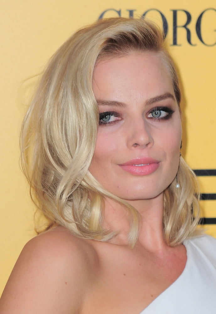 Margot Robbie At Arrivals For The Wolf Of Wall Street Premiere Canvas Art - (16 x 20)