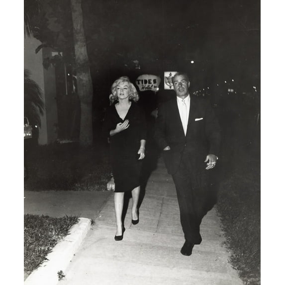 Marilyn Monroe and Joe DiMaggio Photo Print (8 x 10)