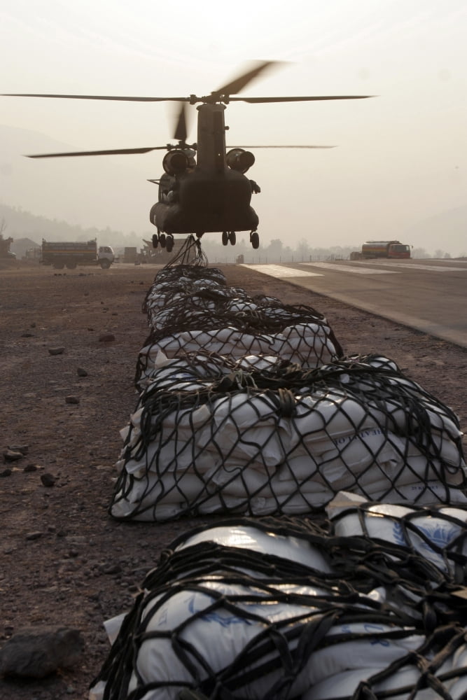 Marines attach sling loads to the body of an Army CH-47 Chinook cargo helicopter Canvas Art - Stocktrek Images (23 x 34)