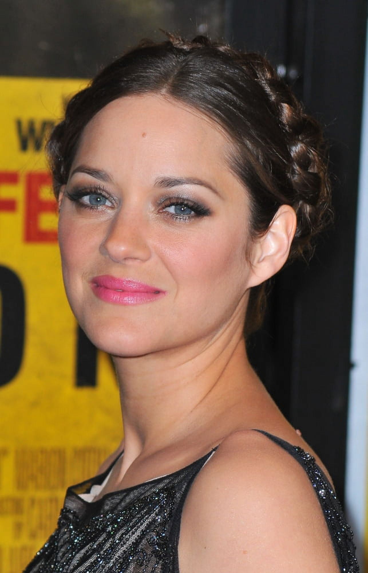 Marion Cotillard At Arrivals For Contagion Premiere Canvas Art - (16 x 20)