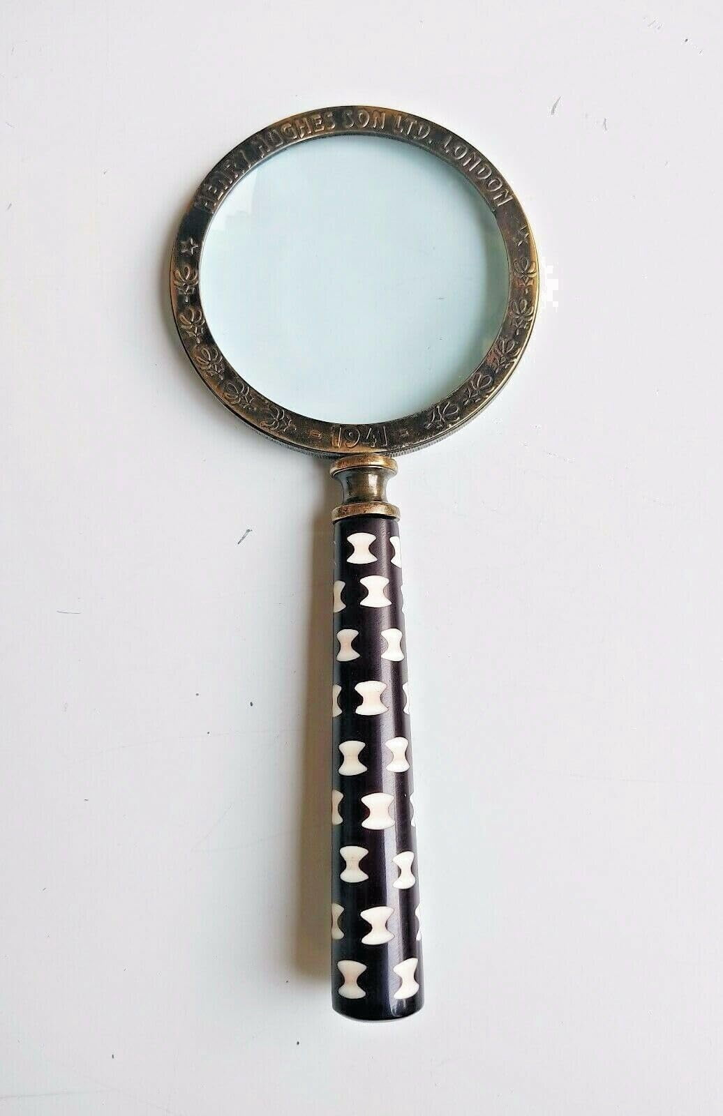 Maritime treasures Antique Vintage Brass Desk Magnifying Glass, White & Black