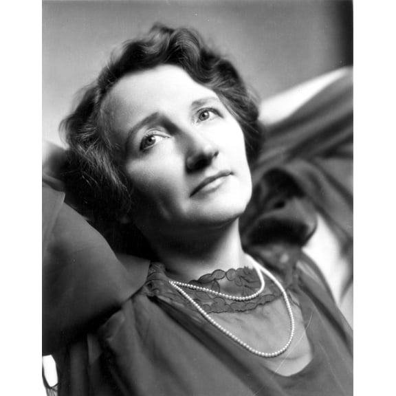 Marjorie Main Lying and posed Photo Print (8 x 10)