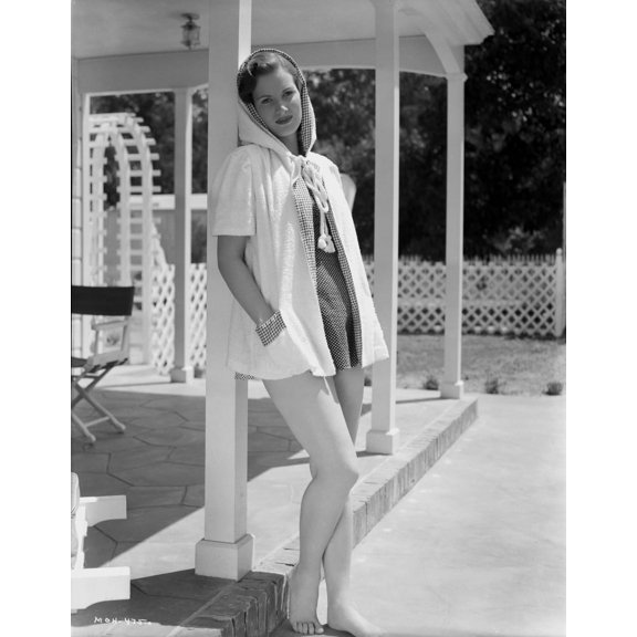 Maureen O'Hara in White Gown Portrait Photo Print (8 x 10)