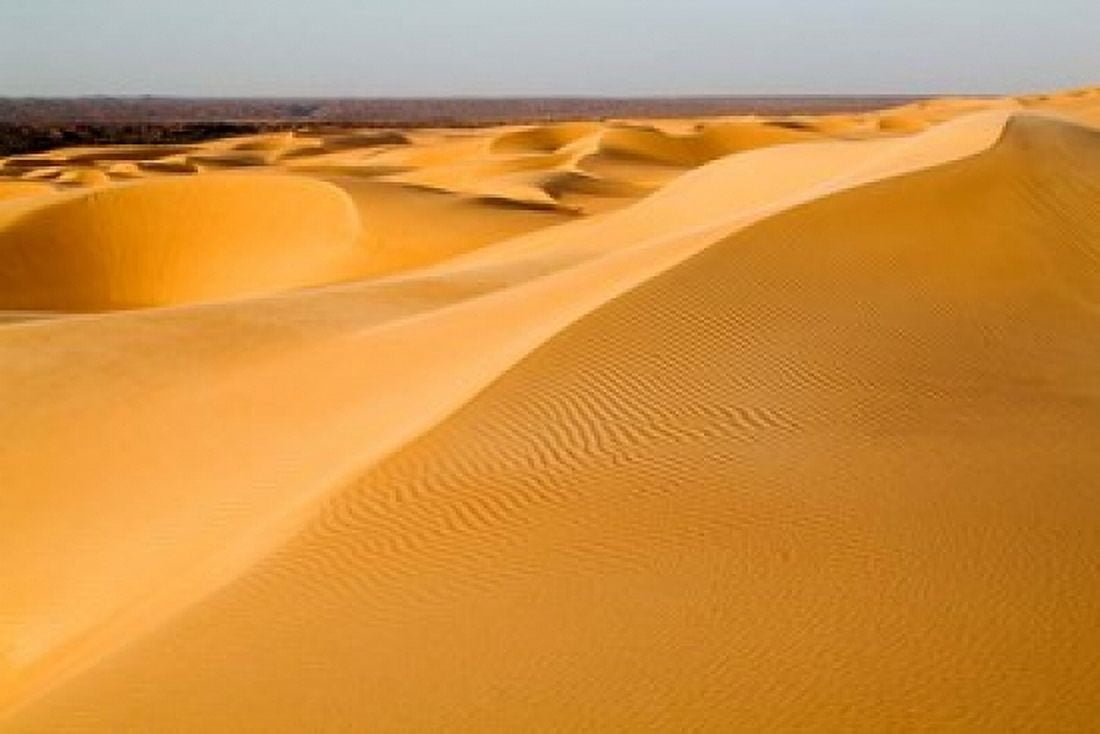 Mauritania Adrar Amatlich View of the desert Canvas Art - Aldo Pavan DanitaDelimont (35 x 24)