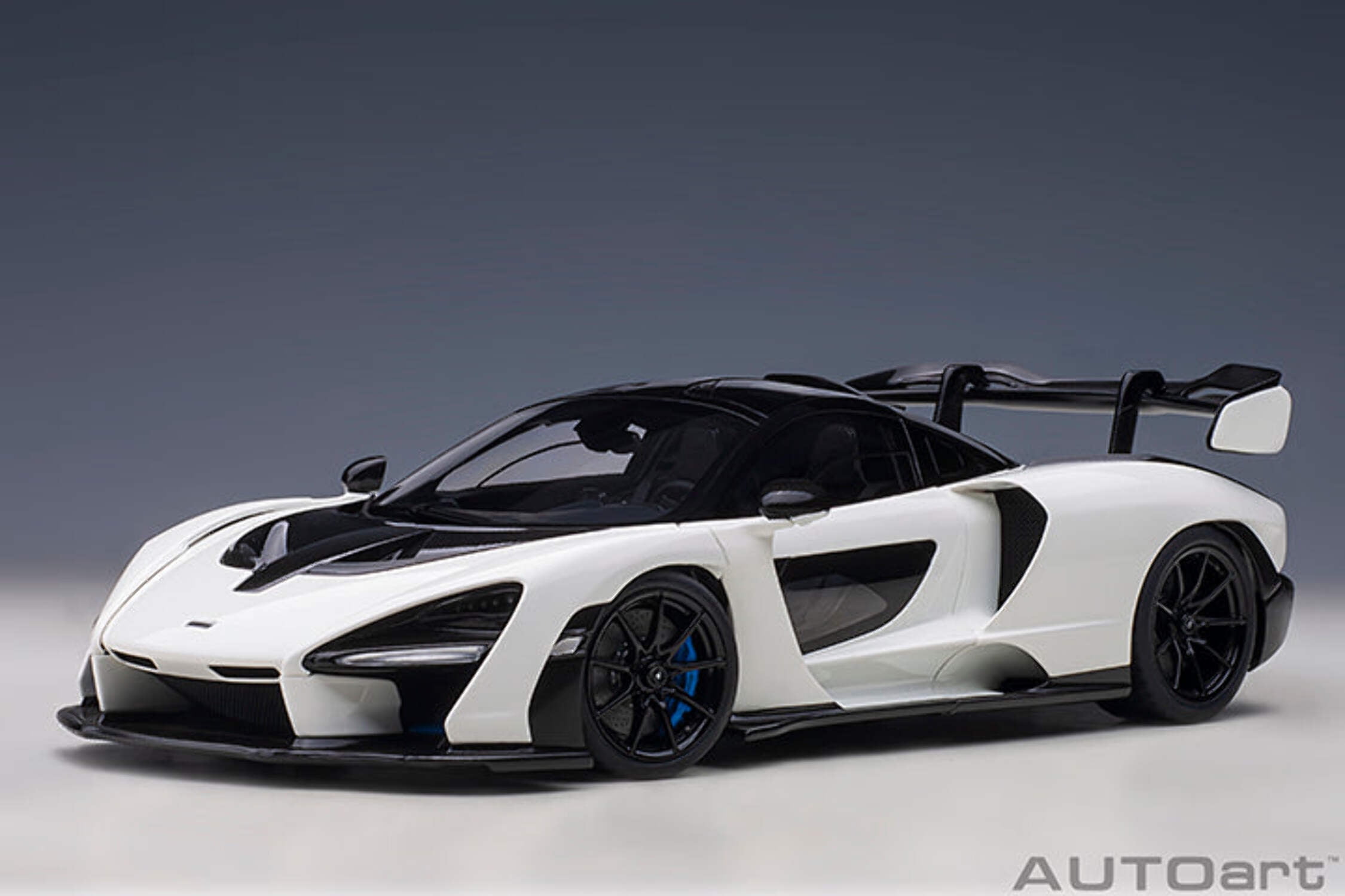 1/18 McLaren / マクラーレン Senna ビジョンピュアホワイト Mclaren Senna Vision Pure White and Black 1/18 Model Car by