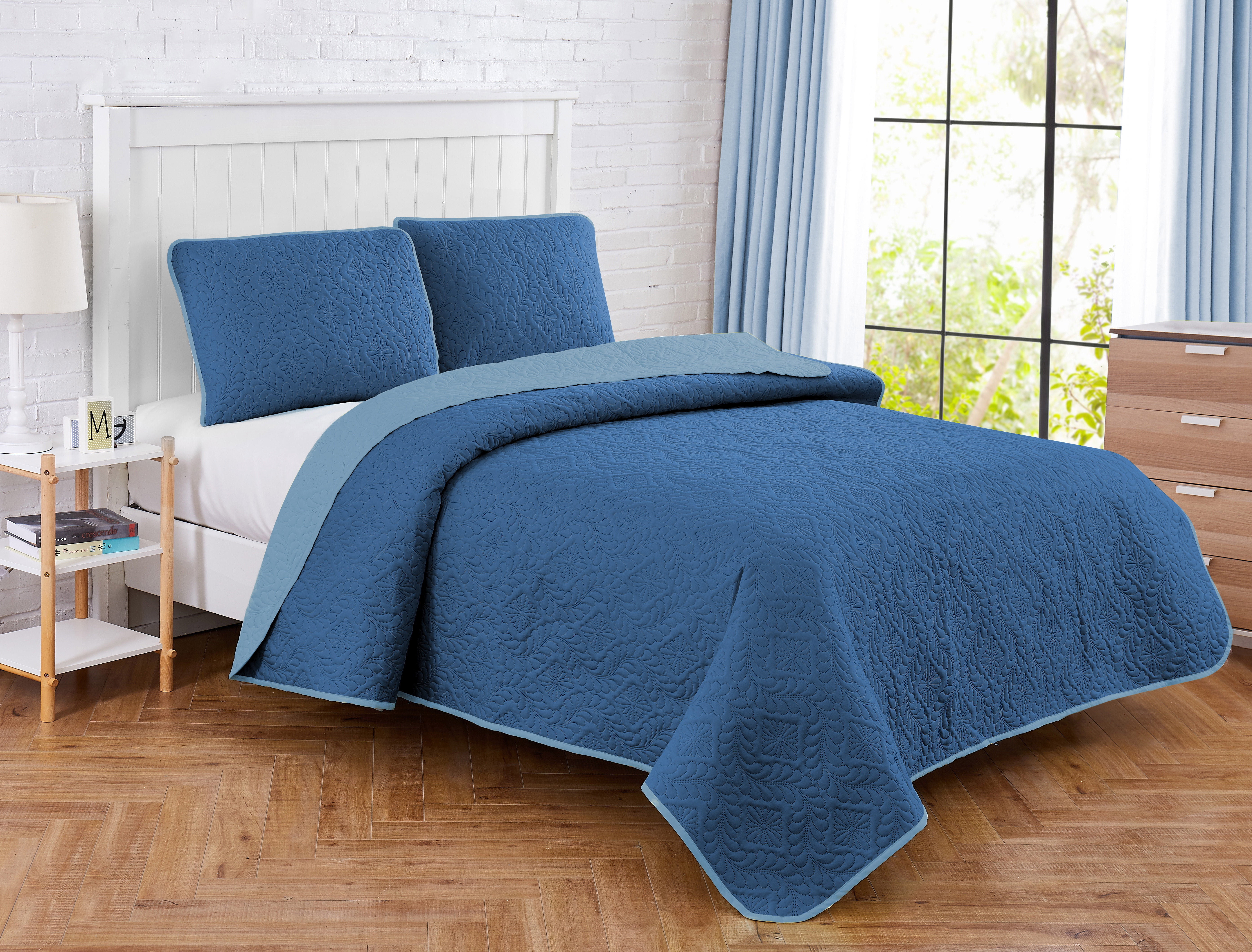 Medallion Stitch 2-Piece Quilt Set Blue/Light Blue Twin