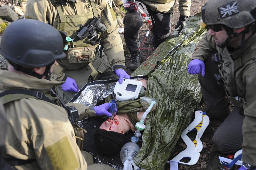 Medics of the British Special Forces provide first aid to a simulated victim Canvas Art - Andrew ChittockStocktrek Images (35 x 23)