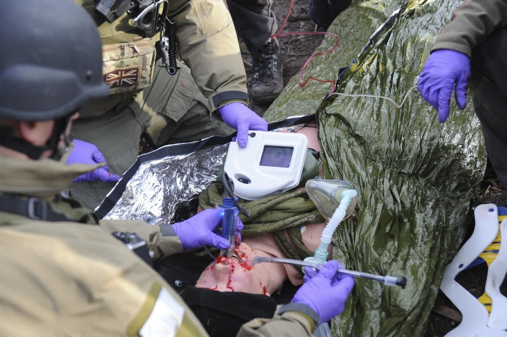 Medics of the British Special Forces provide first aid to a simulated victim Canvas Art - Andrew ChittockStocktrek Images (35 x 23)