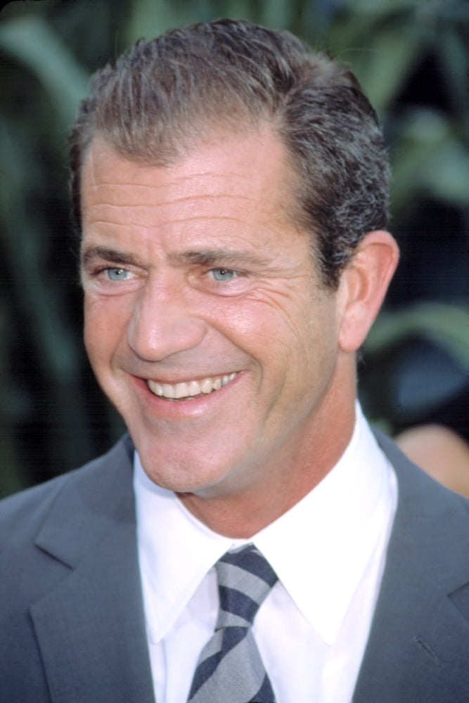 Mel Gibson At Premiere Of Signs Canvas Art - (16 x 20)