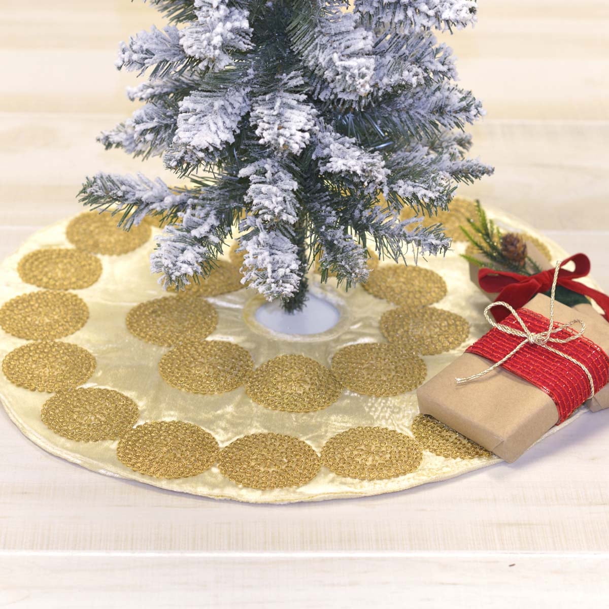 21" Creme Velvet and Gold Medallion Mini Tree Skirt