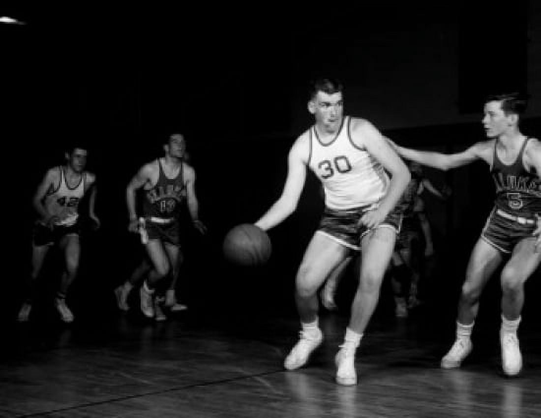 Men playing basketball Canvas Art - (18 x 24)