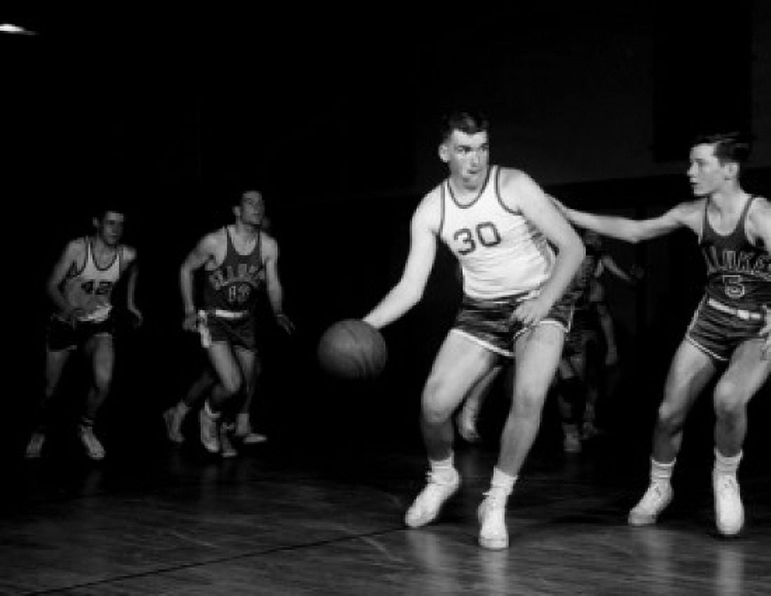 Men playing basketball Canvas Art - (24 x 36)