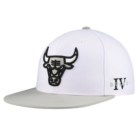 Men's Mitchell & Ness White Chicago Bulls Core Snapback Hat
