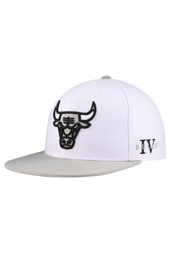 Men's Mitchell & Ness White Chicago Bulls Core Snapback Hat