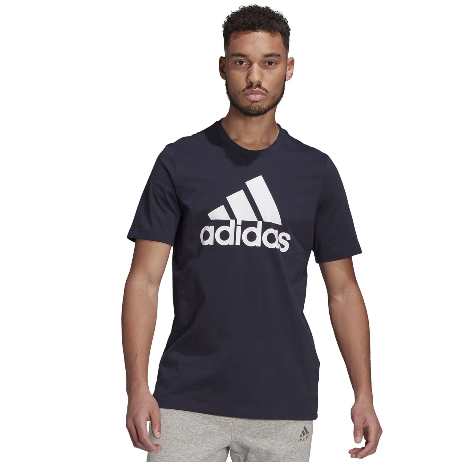 Camiseta Clásica de Hombre adidas con Insignia Deportiva, Color: Tinta Leyenda, Talla: L