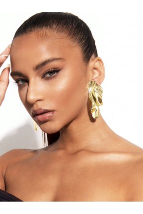 Metallic Pleated Design Stud Earrings In Gold Finish