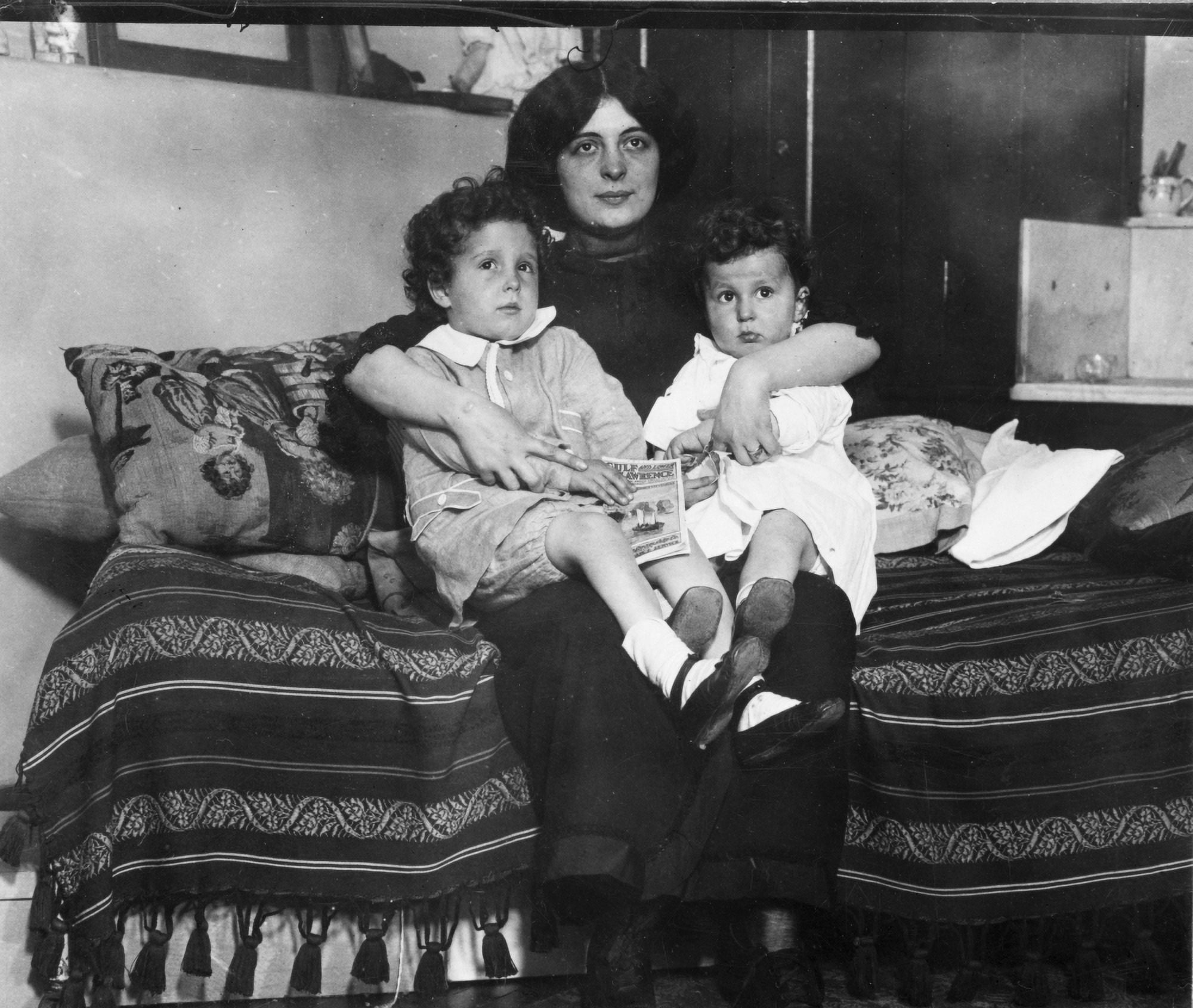 Michel & Edmond Navratil aka Louis & Lola on mothers lap Canvas Art - George G Bain (24 x 36)