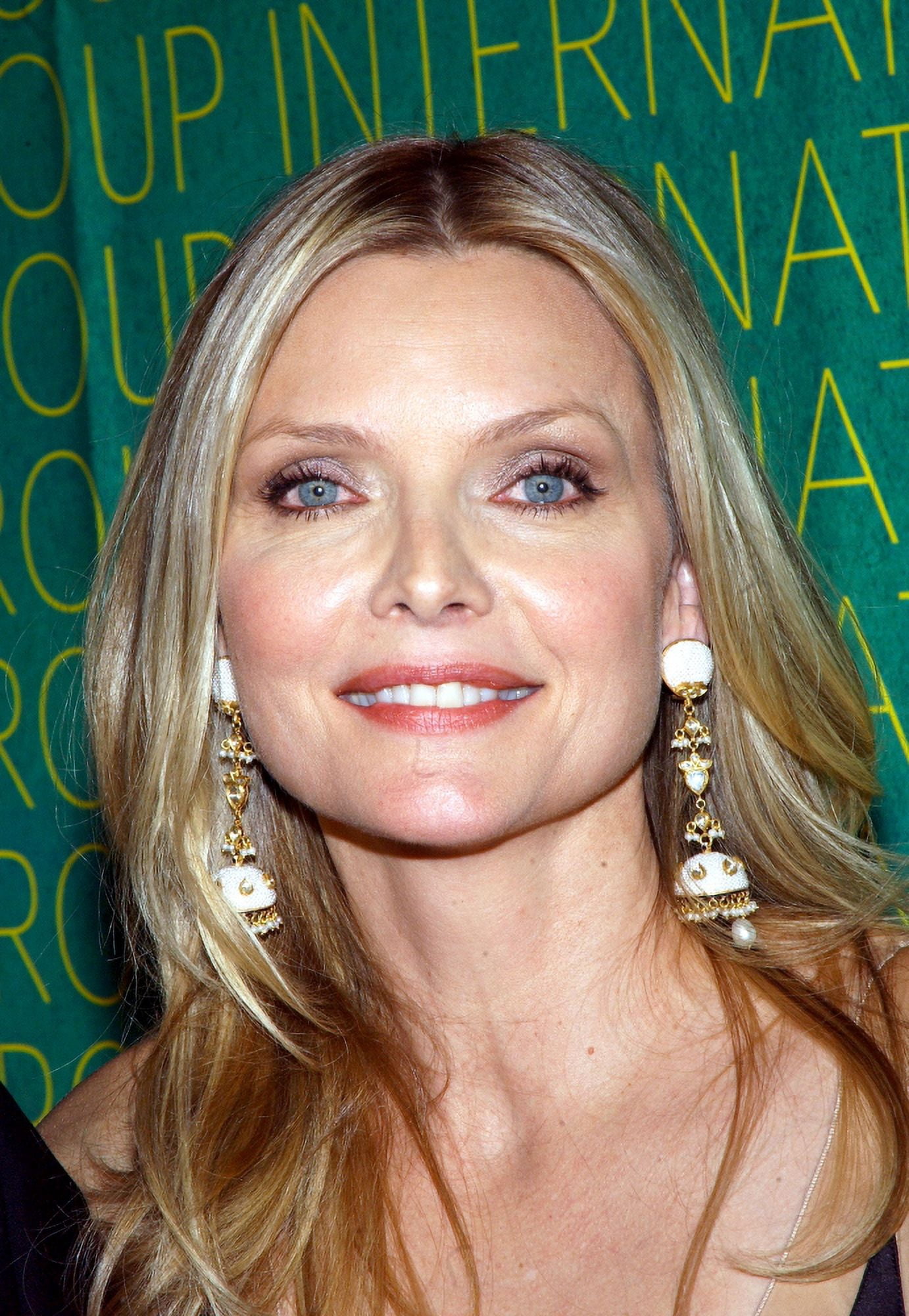 Michelle Pfeiffer At The Conceptualist Fashion Group International 21St Annual Night Of Stars At CiprianiS Canvas Art - (16 x 20)