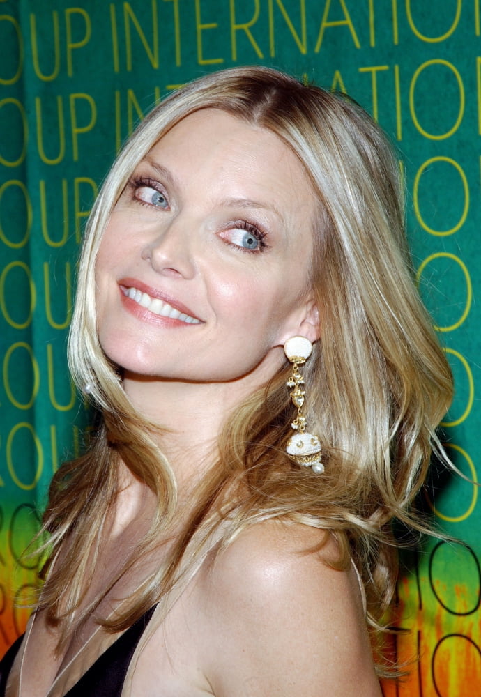 Michelle Pfeiffer At The Conceptualist Fashion Group International 21St Annual Night Of Stars At CiprianiS Canvas Art - (16 x 20)