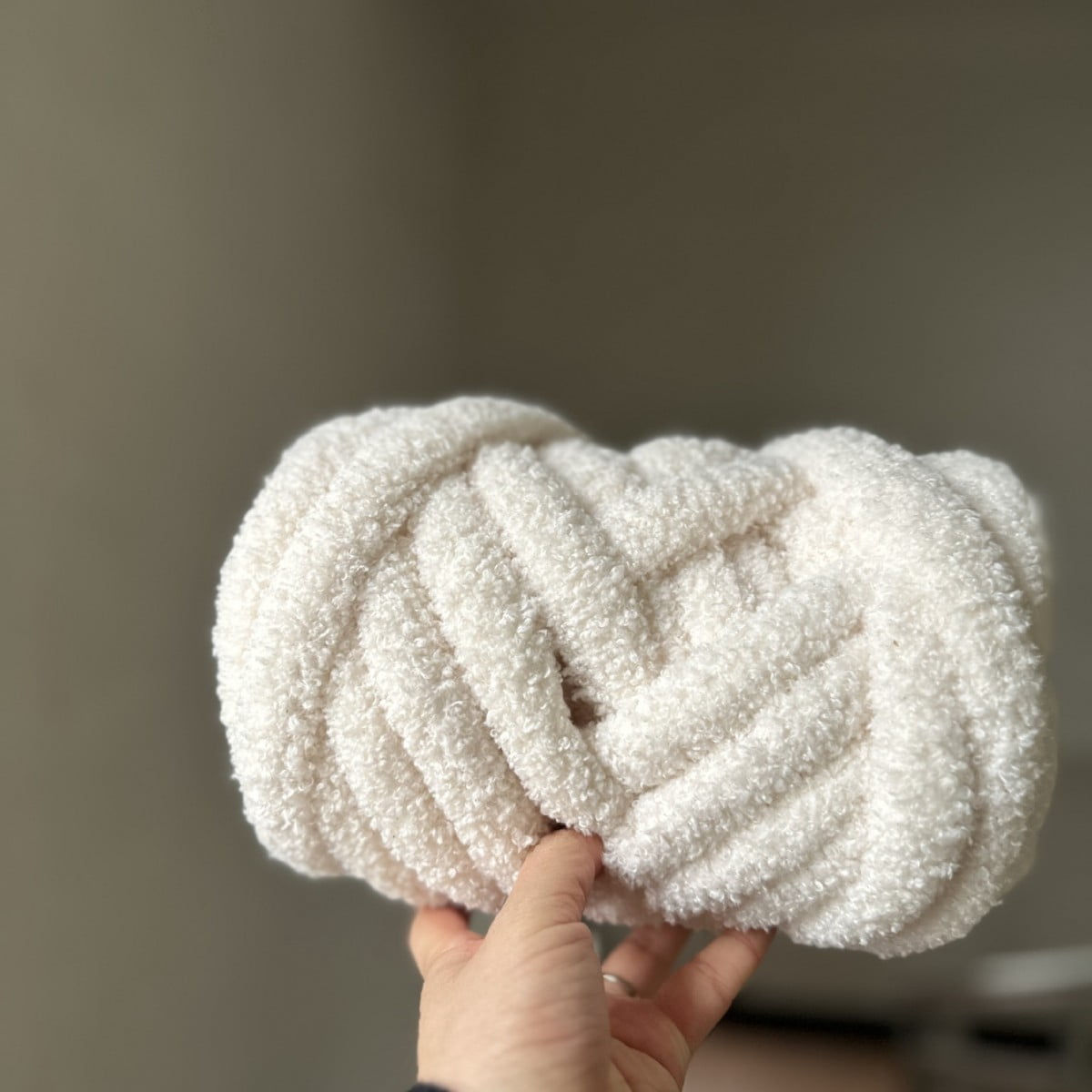 Mictong hand woven coarse yarn, 500g thick hand woven yarn, soft polyester hand woven yarn and blanket yarn, suitable for DIY projects with coarse craft yarn, 1 piece, Milk white