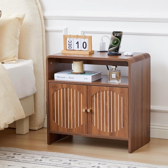 Mid Century Nightstand with Charging Station, Classic Striped Wood End Table with Door Storage, Bedsied Side Table with Shelf for Living Room, Bedroom (1, Walnut)