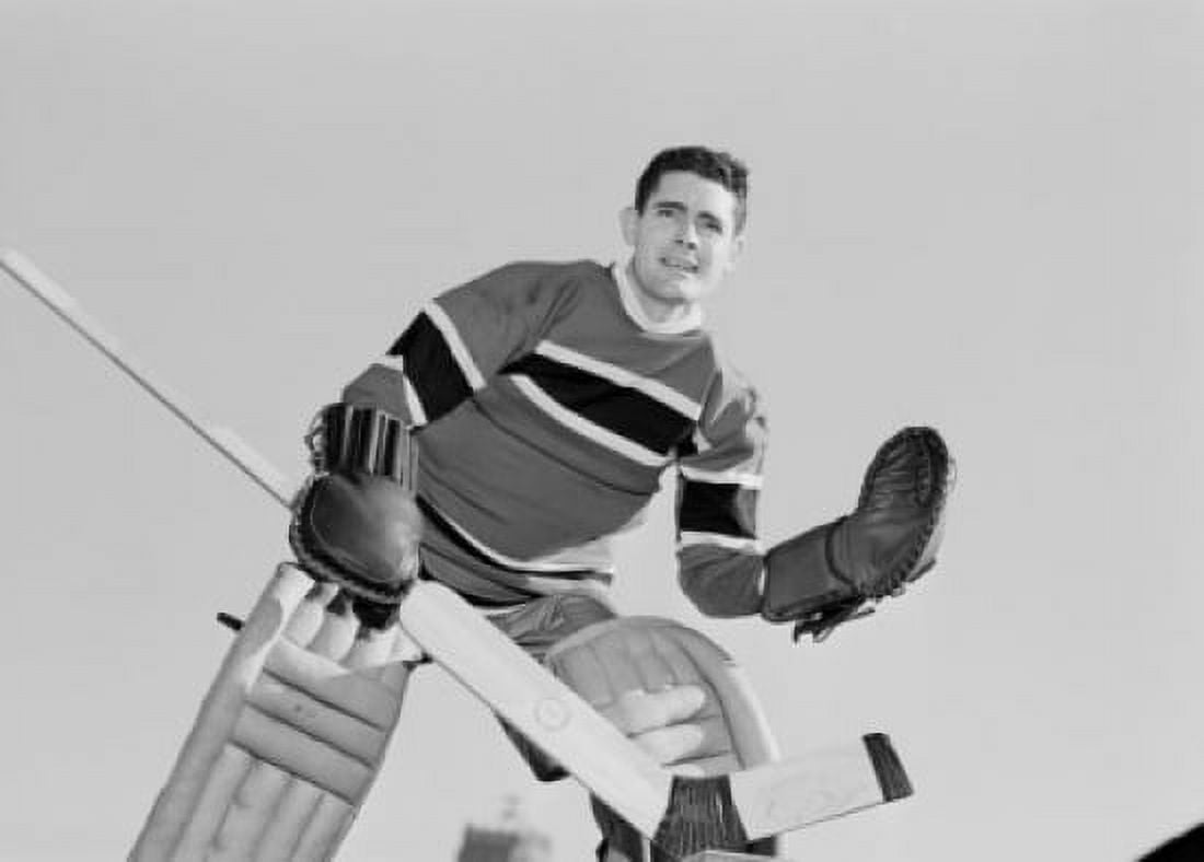 Mid adult hockey player Canvas Art - (18 x 24)