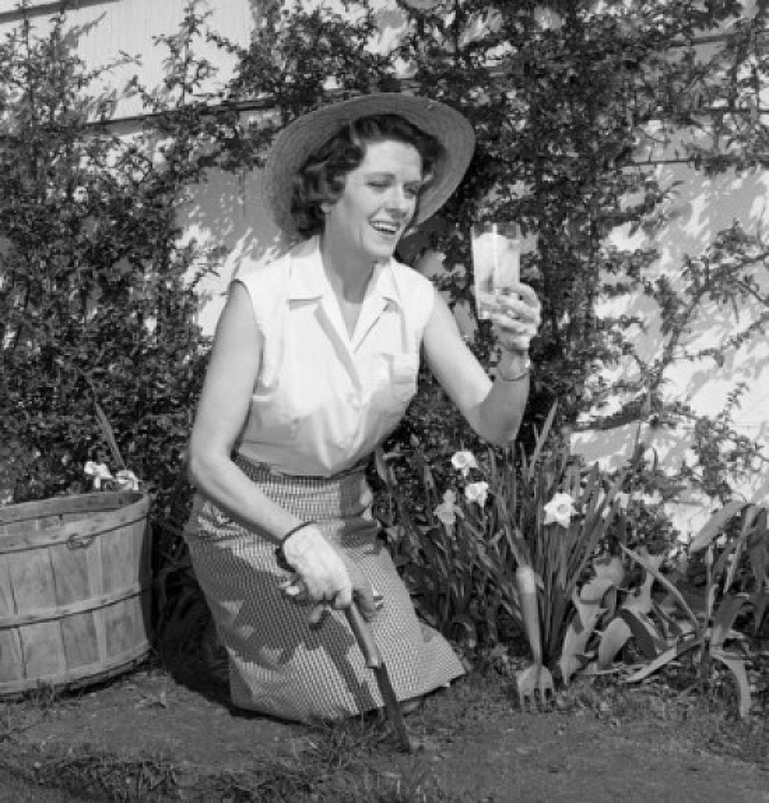 Mid adult woman gardening and drinking lemonade Canvas Art - (24 x 36)