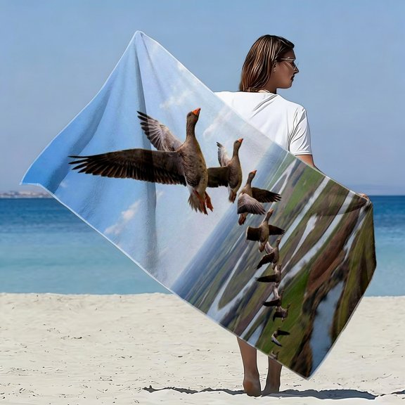 Migratory bird migratory wind pattern soft beach towel, lifelike geese print pattern, microfiber bath towel, fast drying, super water absorption, suitable for seaside vacation strolling,