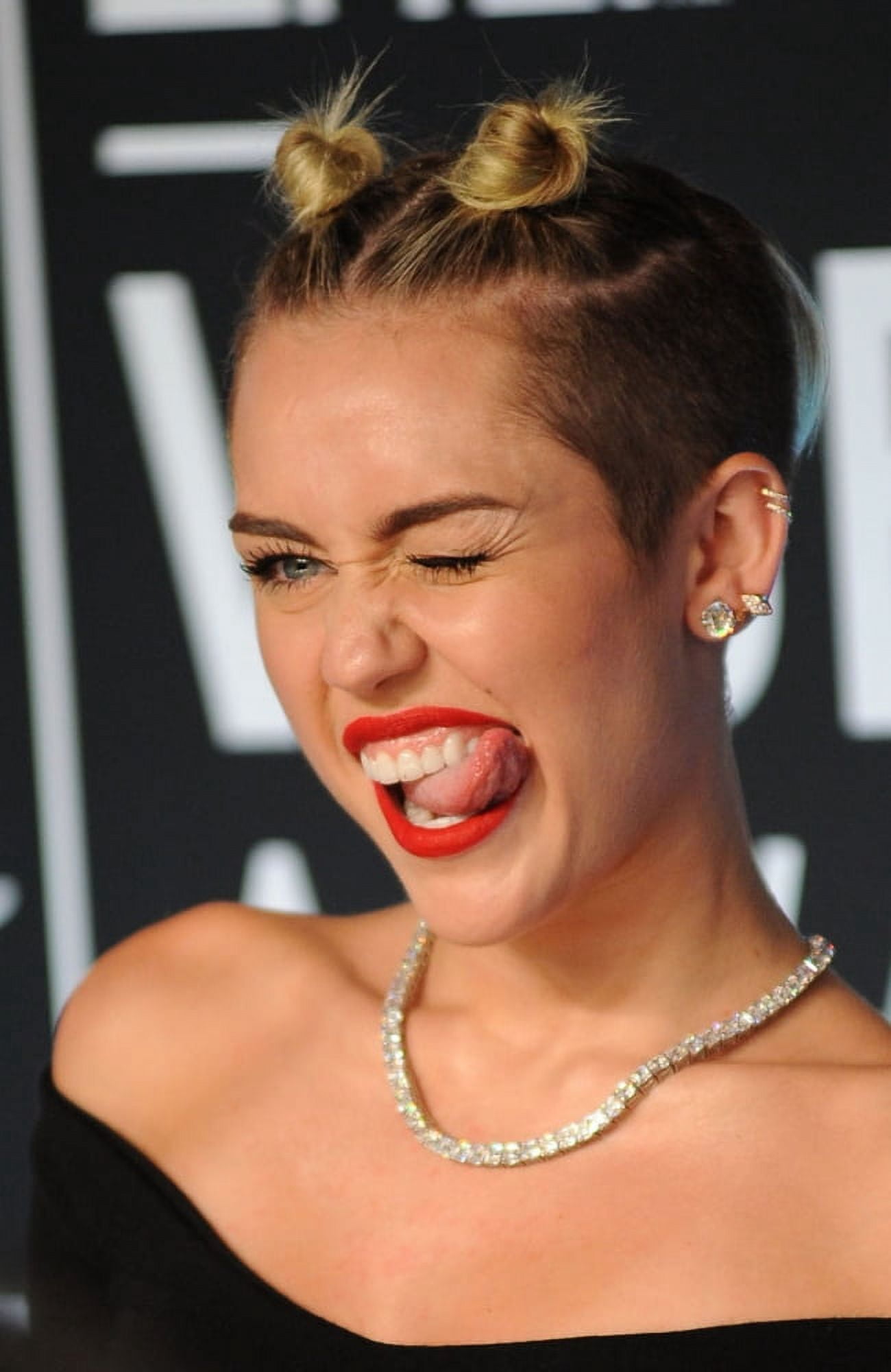 Miley Cyrus At Arrivals For Mtv Video Music Awards - 2013 Vmas Canvas Art -  (16 x 20)